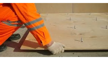 Сколько стоит выровнять пол фанерой?